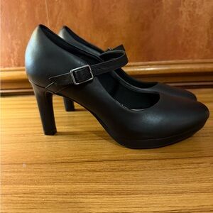 Ladies Clarks Ambyr Shine Platform Heeled Mary Jane Style Court Shoes Size 6.5